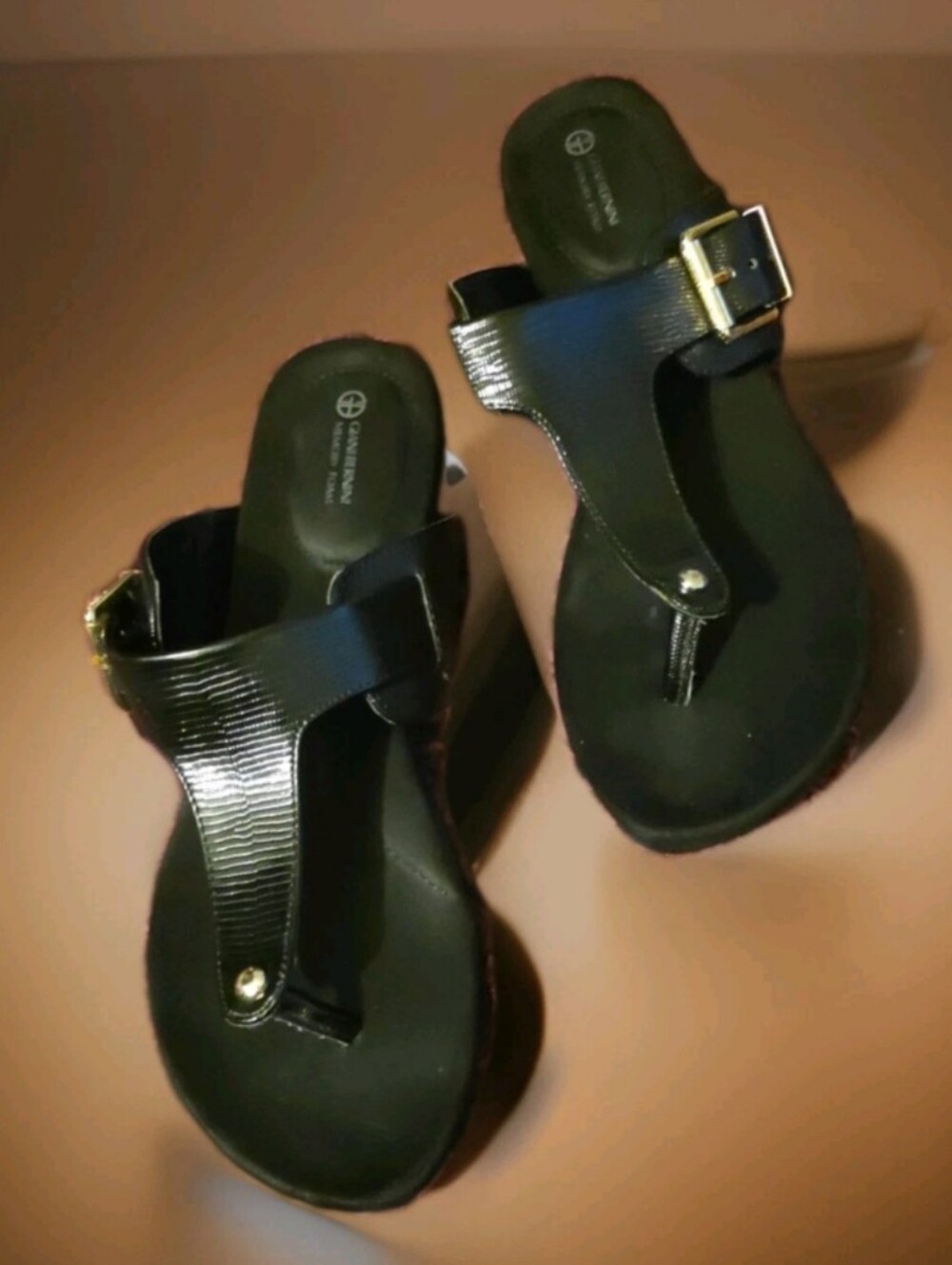 Giani Bernini black thong sandals featuring memory foam Sz 9